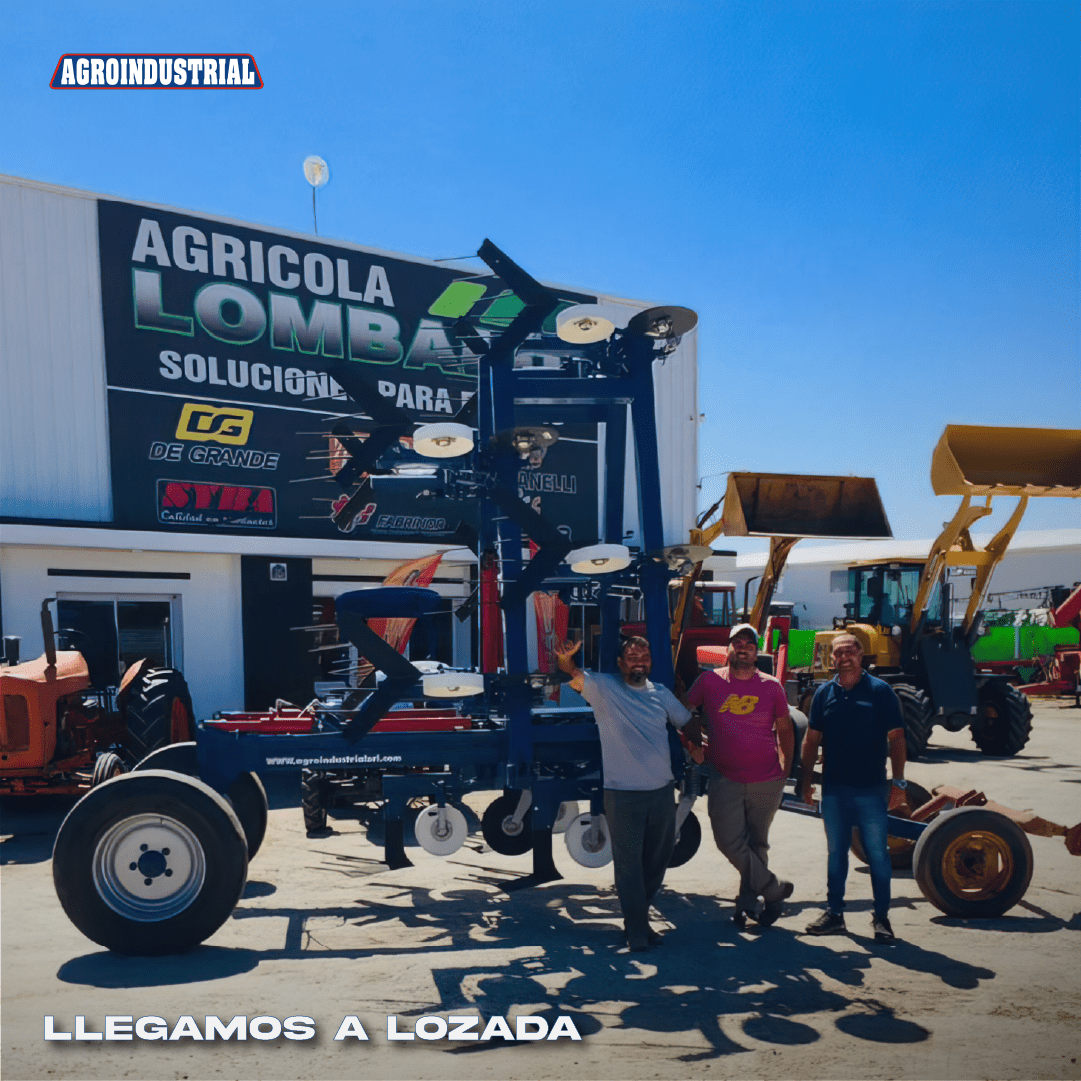 personas paradas junto a un carpidor en lozada